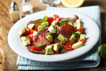 Roast beef salad with avocado