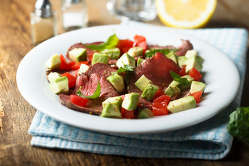 Roast beef salad with avocado