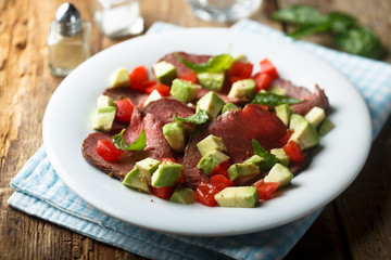 Roast beef salad with avocado