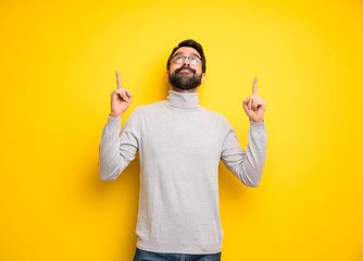 Man with beard and turtleneck pointing with the index finger a great idea