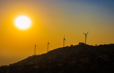 Obraz premium wind turbines at sunset