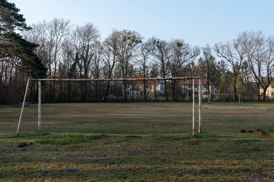 Fußballplatz in der Au in Oberwaltersdorf mit alten Toren
