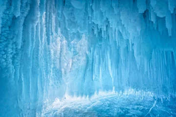 Deurstickers Binnen de blauwe ijsgrot aan het Baikalmeer, Siberië, Oost-Rusland. © nuttawutnuy