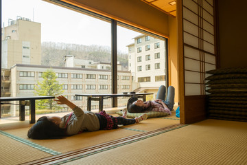 和室でくつろぐ親子