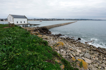 Entrée du port d'Audierne avec l'ancien bâtiment des Sauveteurs en mer