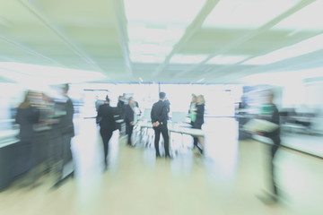 Personen in Bewegung bei Business Event