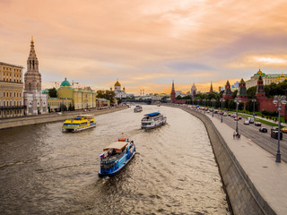 Obraz premium Russia, panoramic view of Moscow city center at sunset, with kremlin, cathedral of Christ the Saviour and Moskva river