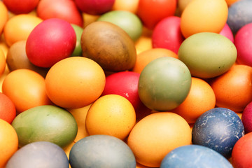 Bunt gefärbte Ostereier mit Naturfarbe liegen in einer Schale