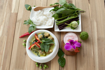 Green carry  with chinken and rice noodle on wood background