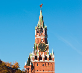 Fototapeta premium The Kremlin Clock (Kremlin Chimes). Spasskaya Tower. Sunny autumn day. Moscow. Russia