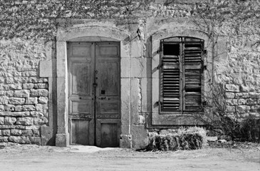 Fototapeta na wymiar Burgundy, door in old house