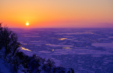 流氷の夢　知床半島に流れ着く流氷の朝と夕方の幻想的な姿 © Hiromitsu Kato