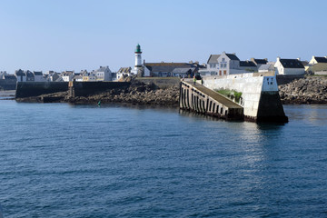 Port de l'&icirc;le de Sein avec le phare de Men Brial