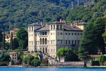 Fototapeta na wymiar Blick auf den Palast Palazzo Gallio Gravedona am Comer See in Italien