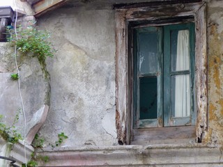 Vecchia finestra in un quartiere popolare di Salerno in Italia.