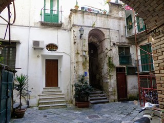 Cortile di una casa popolare del centro storico di Salerno in Italia.
