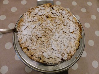 Torta di mele con mandorle e zucchero a velo in superficie.