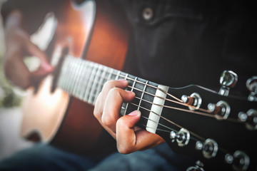 Obraz na płótnie Canvas woman playing acoustic guitar