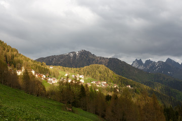 Fototapeta premium Widok na Zoppe Di Cadore z sąsiednich gór we Włoszech