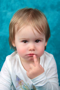 Portrait Baby M&auml;dchen mit Finger am Mund