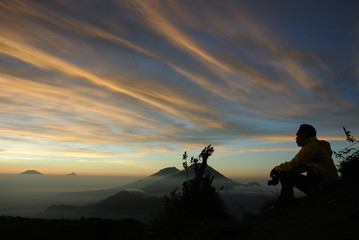 Fototapeta na wymiar hikers watching sunrise at mount prau