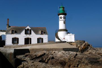 Fototapeta na wymiar Le phare de Men Brial sur l'île de Sein