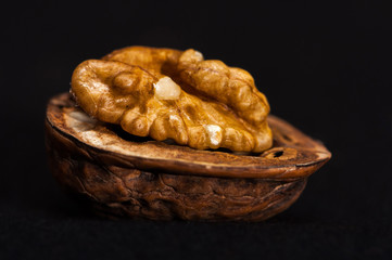 Halbe Walnuss mit Kern