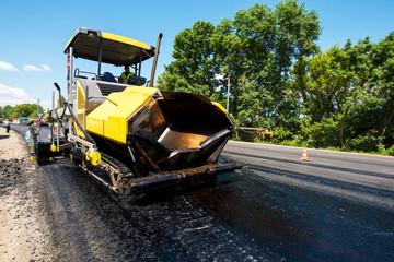 a mechanism for laying hot asphalt during road repair