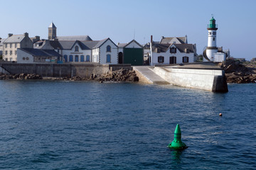 Le port de l'île de Sein avec le phare de Men Brial