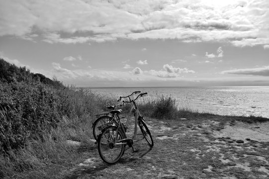 Ansicht von 2 Fahrrädern mit Ansicht vom Meer und blauem Himmel im Hintergrund