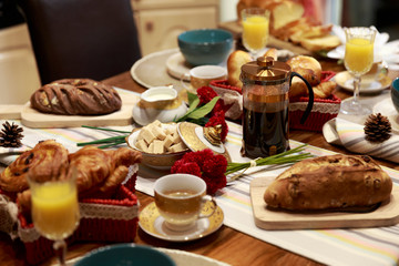 Obraz na płótnie Canvas Kitchen table with continental breakfast 