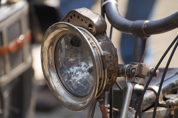 Fototapeta premium Motorrad Scheinwerfer eines Oldtimer Motorrad mir Riemenantrieb
