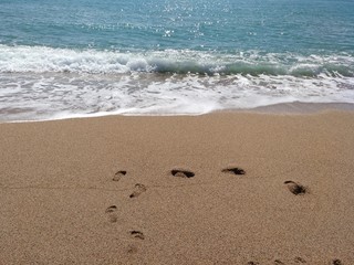 Huellas en la orilla del mar