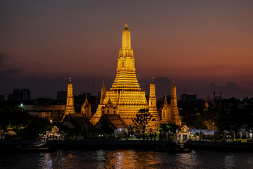 Naklejka premium Thaïlande. Bangkok. Wat Arun au crépuscule.