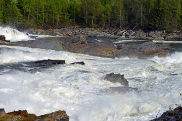 wildes Wasser am Kraftwerk Hunderfossen