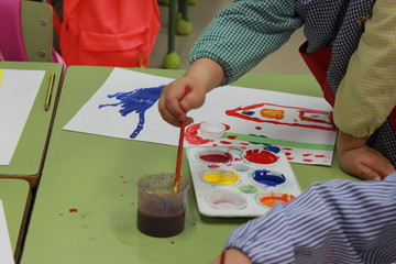 Niño Pintando