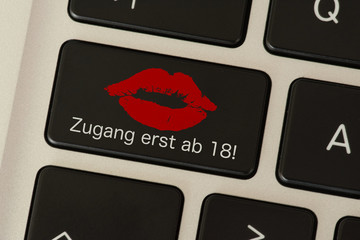 Ein Comuter und eine Taste mit dem Hinweis auf eine Pornoseite mit Zugang ab 18