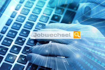 Eine Frau sucht im Internet nach dem Begriff Jobwechsel