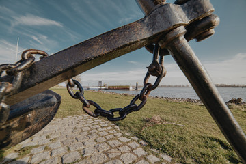 Anker mit Blick auf die Schiffsbegrüßungsanlage in Wedel