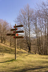 Cruce de caminos en la montaña. Collado Adi. Navarra