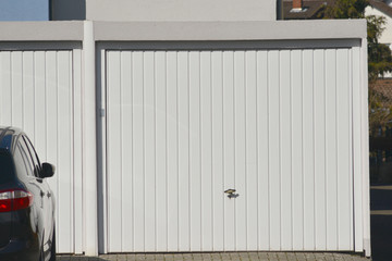 Moderne Beton-Garage mit Automatik-Tor in der Hauszufahrt