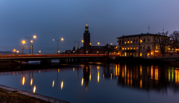 The Stockholm City Hall ("Stadshus" in Swedish) and the Vasabron bridge reflecting in the sea in the evening - 5