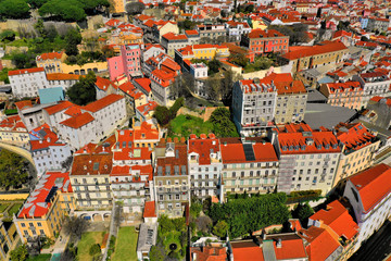 Naklejka premium Lissabon Luftbilder - Luftaufnahmen von Lissabon: Ponte 25 de Abril, Castelo de São Jorge, Igreja de Santa Engrácia, Commerce Square und weitere Sehenswürdigkeiten