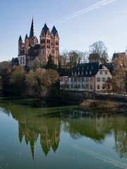 Blick über die Lahn auf den Limburger Dom in Limburg in Hessen, Deutschland