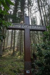 Kolpingkreuz im Wald bei Altenhundem Lennestadt