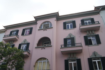 BATIMENT MODERNE.MADERE