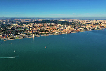 Fototapeta na wymiar Lissabon Luftbilder - Luftaufnahmen von Lissabon: Ponte 25 de Abril, Castelo de São Jorge, Igreja de Santa Engrácia, Commerce Square und weitere Sehenswürdigkeiten