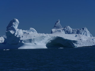 Fototapeta na wymiar Eisberg vor Grönland treibend