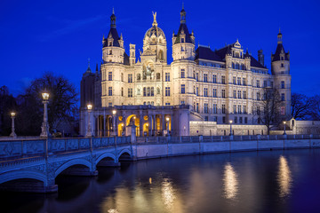 Fototapeta na wymiar Brücke und Schlossinsel Schwerin am Abend entzerrt