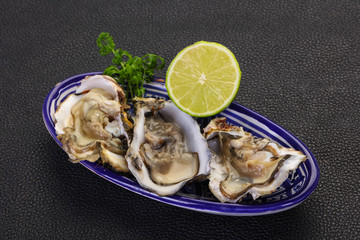 Oysters with lime and parsley